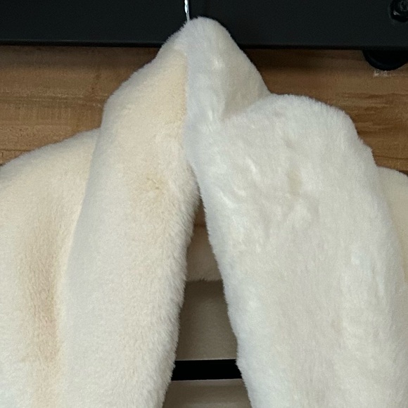 NWT APPARIS IVORY BAMBI SCARF WITH PULL THROUGH CLOSURE - Picture 8 of 8